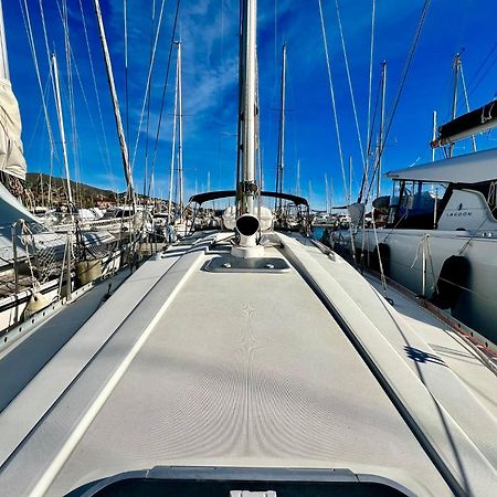 Magnific Sailboat Next To The Beach Bcn Badalona Exterior foto
