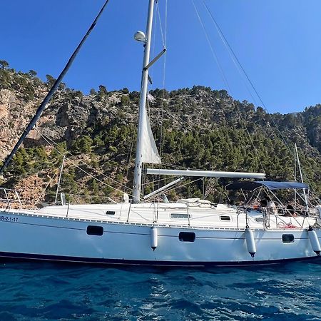 Magnific Sailboat Next To The Beach Bcn Badalona Exterior foto